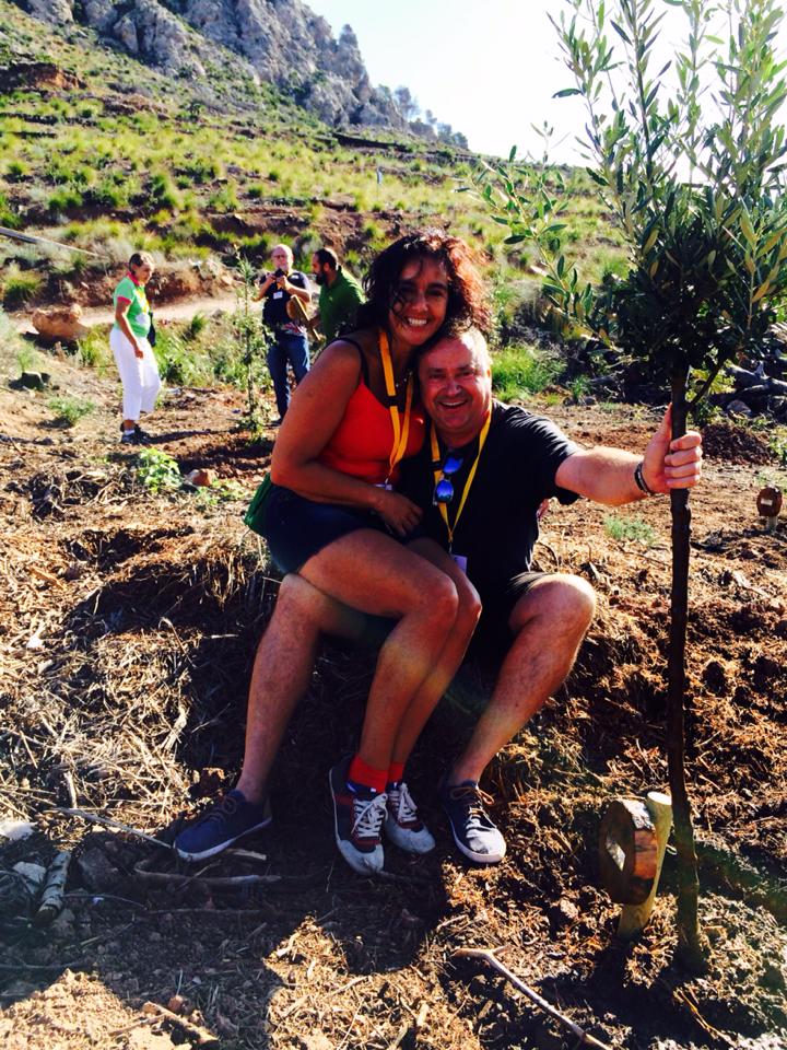 Ana Belén y Mario después de plantar un arból en la Serra Tramuntana de Mallorca